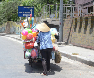 Ảnh: Người lao động oằn mình mưu sinh dưới cái nắng 'cháy da cháy thịt' ở Hà Nội