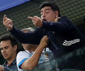 FIFA tước vai trò đại sứ của Maradona