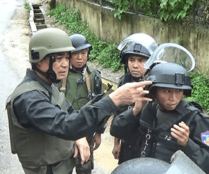 Phút nổ súng đốt cháy căn cứ đầy súng đạn của 2 tên trùm ma túy