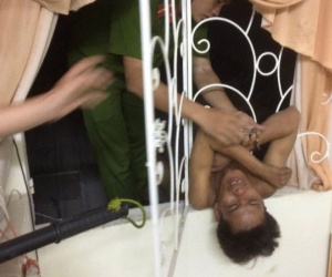 Tên trộm chui cửa sổ bị mắc kẹt, công an phải giải cứu lúc 3h sáng