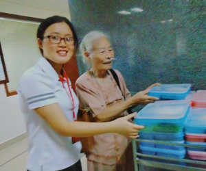 Bà cụ 82 tuổi quyên tiền để phát cháo miễn phí cho bệnh nhân nghèo suốt ba năm nay ở Hà Nội