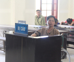 Đang điều trị trong bệnh viện, thấy bé gái 11 tuổi bị thiểu năng, gã đàn ông U60 dụ dỗ, giở trò đồi bại ngay trên giường bệnh