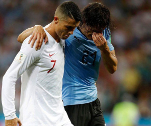 Dìu đối thủ ra ngoài sân, Ronaldo bị mắng là kẻ giả dối, tranh thủ từng giây làm hình ảnh