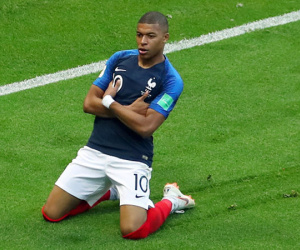 Kylian Mbappe: Thần tượng Ronaldo, và giờ là lật đổ Messi
