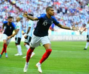 Mbappe bắt kịp kỷ lục của Pele nhờ cú đúp vào lưới Argentina