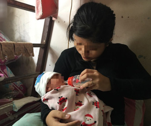 Mẹ bỏ đi lấy chồng, bé gái 14 tuổi bị xâm hại đến mang thai rồi phải một mình chăm con nhỏ 8 ngày tuổi
