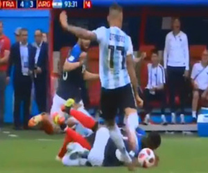 Otamendi cay cú cố tình chơi xấu Pogba đã nằm sân