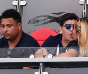 Rô béo ngồi trầm ngâm khi Maradona khóa môi bạn gái kém 30 tuổi
