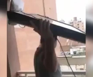 Video: Fan Argentina cáu tiết, ném thẳng tivi khỏi tầng 2 vì thua Pháp