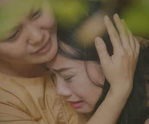 Con gái lấy chồng viết tâm thư 'con khổ lắm rồi, con về nhà mình có được không' khiến ai cũng rơi nước mắt