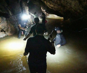 Đội bóng thiếu niên Thái Lan chưa được giải cứu sau 9 ngày kẹt trong hang