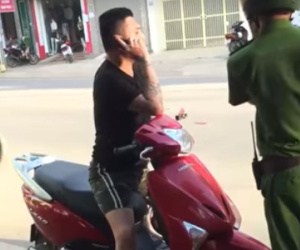 Bị bắt vì đi xe máy không đội mũ bảo hiểm, nam thanh niên xăm trổ gọi cả bố mẹ đến chửi bới, lăng mạ công an