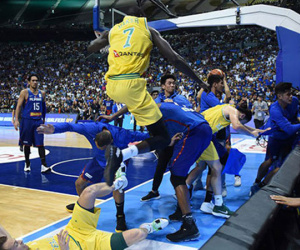 Cầu thủ bóng rổ đánh nhau kinh hoàng ở giải FIBA World Cup
