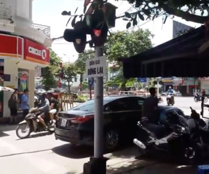 Hà Nội: Nữ tài xế đỗ ô tô chặn ngang barrier đường tàu rồi bỏ đi mất