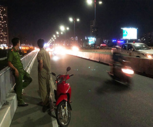 Nam thanh niên chạy xe máy lên giữa cầu Sài Gòn, không tắt máy đã leo qua lan can gieo mình xuống sông
