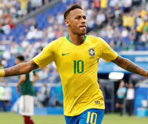 Neymar chỉ còn kém năm bàn cho Brazil so với Ronaldo