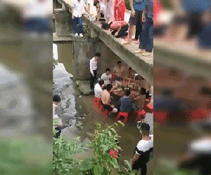 Nhóm thanh niên kê bàn nhậu dưới gầm cầu, chân buông theo dòng suối để tránh nắng nóng ngày hè