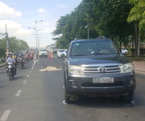 Va chạm với xe máy, 2 thanh niên ngã vào làn ô tô, bị xe 7 chỗ cán thương vong ở Sài Gòn