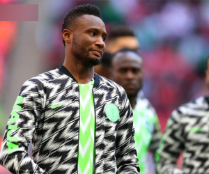 Vừa rời World Cup trong đau đớn, sao Nigeria đã phải bỏ tiền chuộc cha