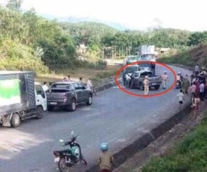 Cảnh sát bắn thủng lốp xe bán tải chở 19 bánh heroin