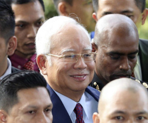 Cựu thủ tướng Malaysia bị cáo buộc 4 tội, mỉm cười khi tới tòa
