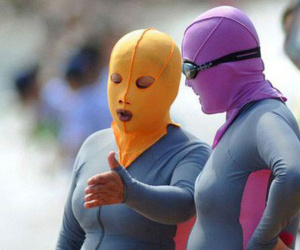 Đến hẹn lại lên, các bãi biển Trung Quốc nở rộ áo tắm 'Ninja đi nghỉ mát' của 500 chị em sợ cháy nắng
