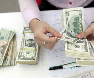Giá USD ngân hàng xuống 23.000 đồng, thị trường tự do chưa hạ nhiệt