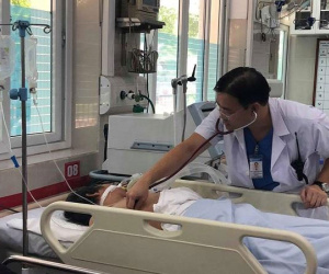 Hà Nội: Nắng nóng đỉnh điểm, người đàn ông hôn mê gục bên đường, nghi do say nắng và sốc nhiệt