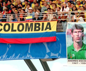 Hai cầu thủ 'tội đồ' của Colombia được khuyên đừng trở về nhà