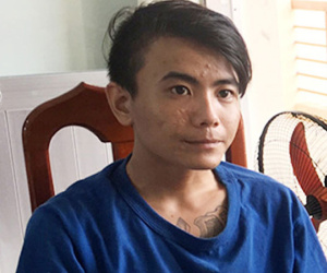 Nam thanh niên vờ mượn bật lửa rồi giật dây chuyền