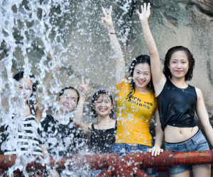 Thiếu nữ Hà thành vùng vẫy ở bể bơi giải nhiệt ngày nóng kỷ lục