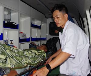Trực thăng bay ra nhà giàn DK1 đưa người quân nhân đột quỵ não nguy kịch về đất liền cấp cứu