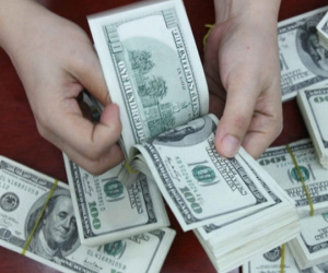 Tỷ giá trung tâm giảm, ngân hàng vẫn 'miệt mài' tăng giá USD