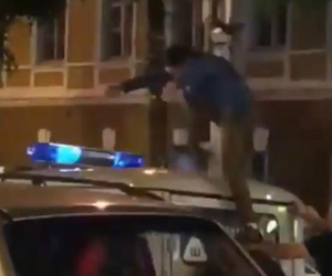 Video: Trèo lên nóc xe cảnh sát ăn mừng, CĐV Nga bị 'tẩn' bằng dùi cui