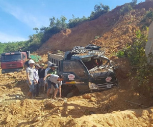 Vụ 2 xe tải bị vùi lấp ở Hà Tĩnh: Tạm đình chỉ hoạt động khai thác tại mỏ đất