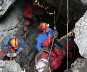 728 người giải cứu một người đàn ông bị kẹt 11 ngày dưới hang sâu