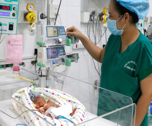 Bé gái sinh non không thở không phản xạ ở Cần Thơ được cứu sống bằng phương pháp 'độc'