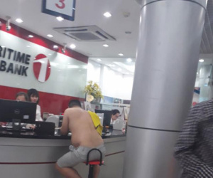 Hình ảnh một số thanh niên cởi trần vào ngân hàng gây tranh cãi trên MXH