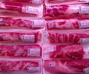 Lương cơ bản vừa tăng, giá thực phẩm cũng tăng chóng mặt
