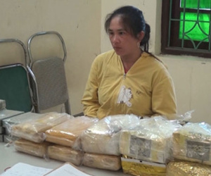 Người phụ nữ vận chuyển 10 bánh heroin, 30.000 viên ma túy