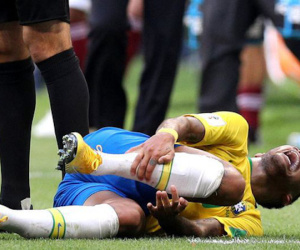 Ronaldo 'béo' lên tiếng về những hành động ăn vạ của Neymar