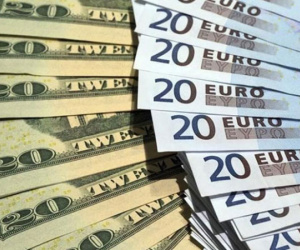 USD 'ế', giá giảm