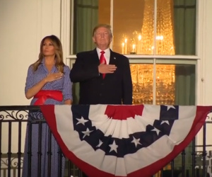 Vợ chồng Trump xem bắn pháo hoa mừng quốc khánh Mỹ