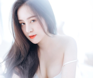 Bà Tưng Huyền Anh tái xuất, tung bộ ảnh liêu trai khoe vòng 1 "đốt mắt"