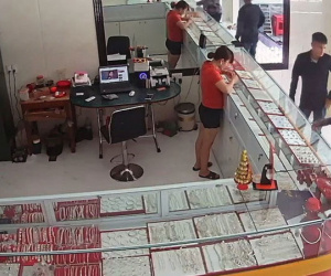 Bắt 2 kẻ đóng mác nhà giàu đi lừa nhiều tiệm vàng