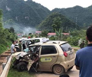 Đâm trực diện xe cứu thương, tài xế taxi tử vong