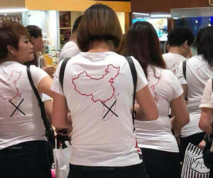 Đình chỉ 9 tháng công ty để khách Trung Quốc mặc áo 'đường lưỡi bò'