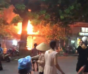 Hà Nội: Quán bia bốc cháy dữ dội, thực khách nhảy từ tầng 2 xuống đất thoát thân