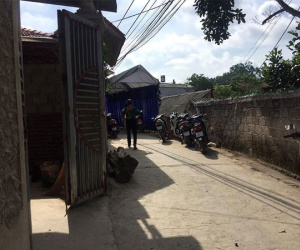 Mâu thuẫn vặt, đâm thấu sườn hàng xóm