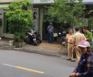 Tài xế ô tô tông trúng rồi xuống xe liên tục đấm đá phóng viên đang tác nghiệp ở Sài Gòn